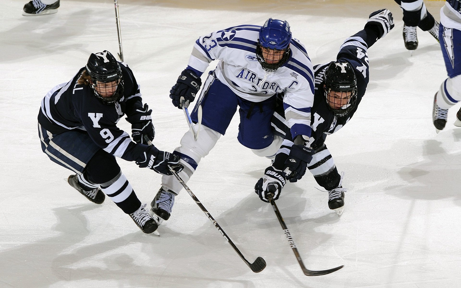 “法甲赛场竞争激烈，豪门争夺宝座”，法甲豪门球队